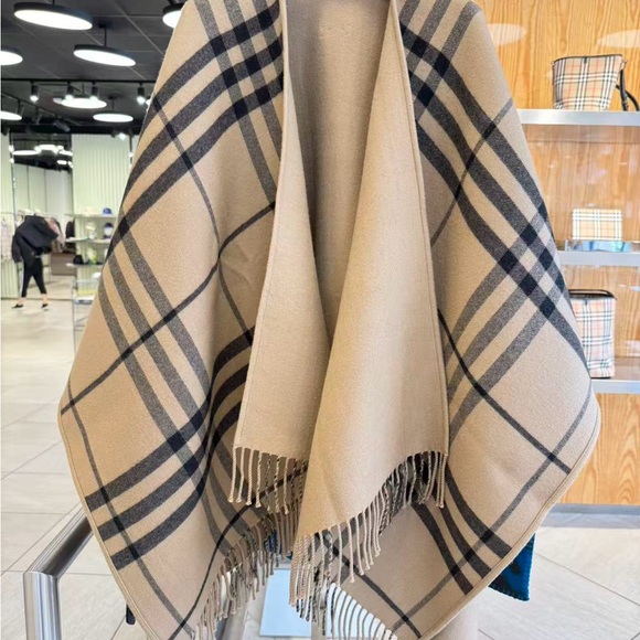 Burberry Plaid Poncho Cape Beige and Black NWT
